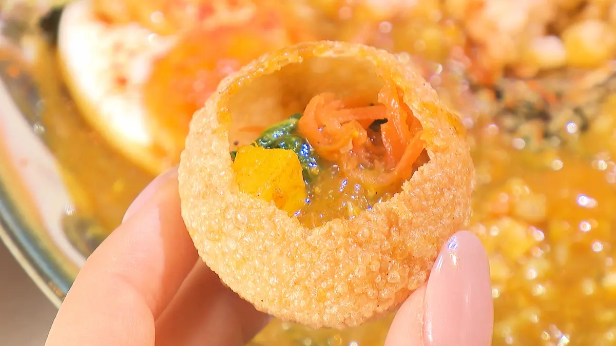 パニプリパパドにカレーとアチャードを入れて一口でいただくのが店主のおすすめ