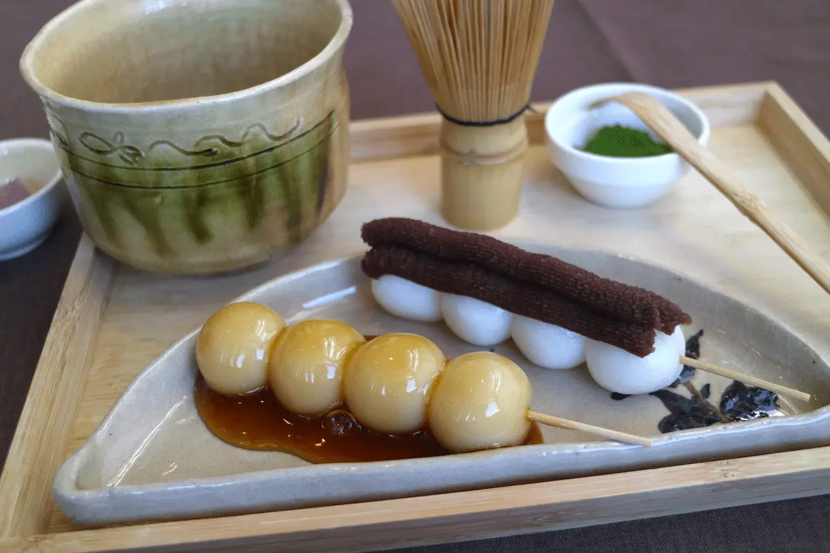 昼だけ和カフェえんぎの団子と抹茶のセット