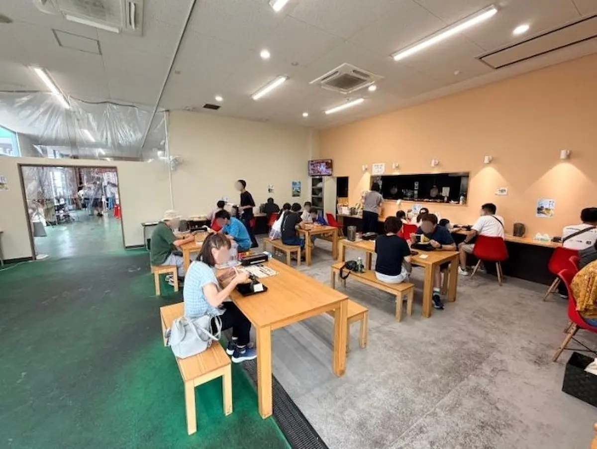 牛骨ラーメンだいざんの広々とした店内