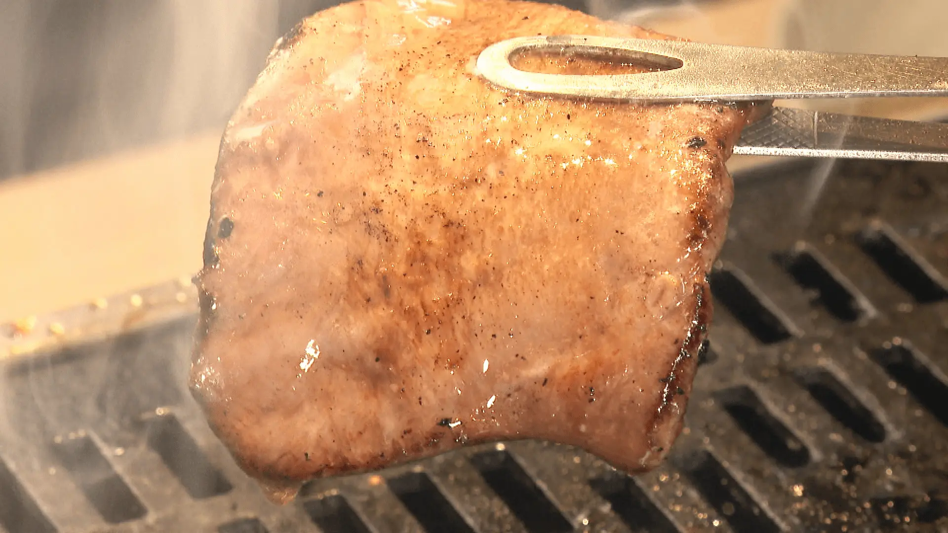 出雲市の焼肉店「噂のかきりょー」の上塩タン