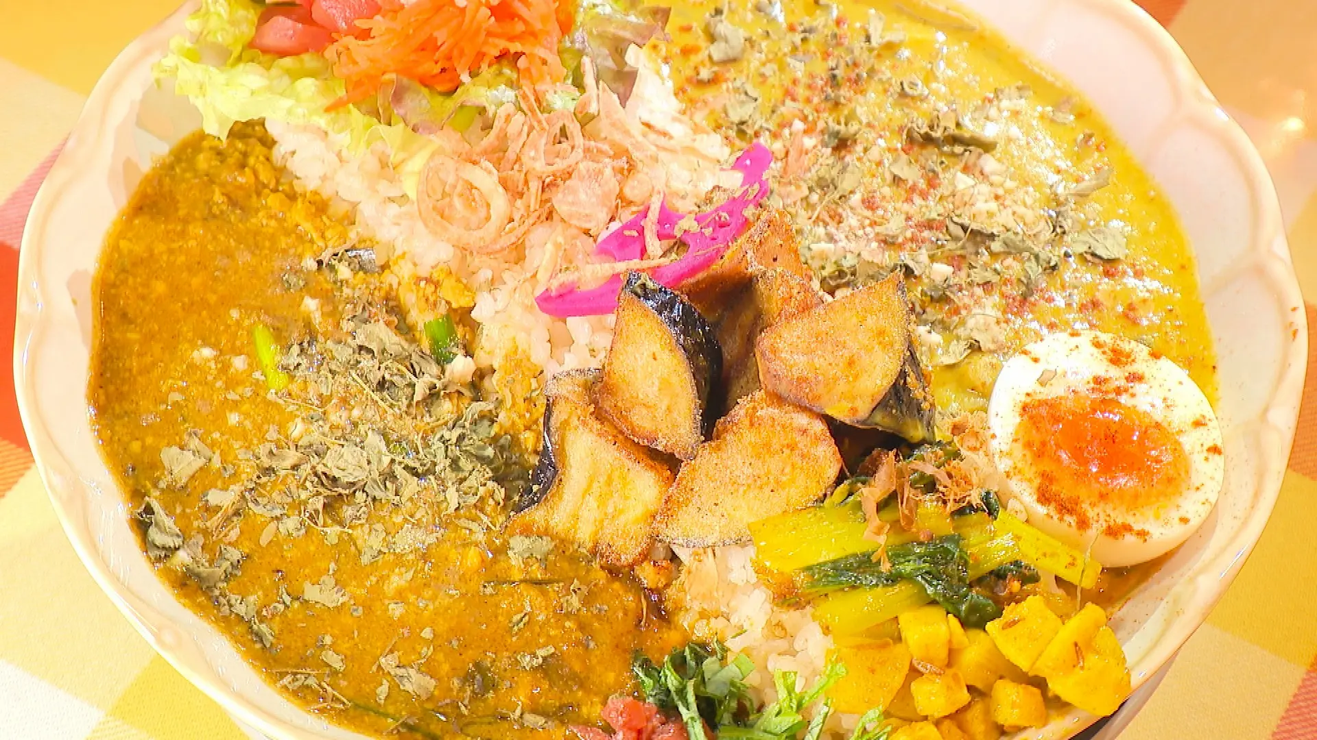 スパイス探検隊の人気メニューであるあいがけカレー