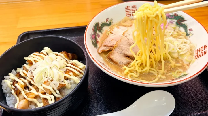 日吉津にある牛骨ラーメンだいざんの牛骨ラーメンとチャーシュー丼