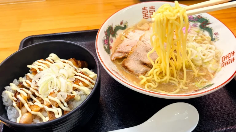 日吉津にある牛骨ラーメンだいざんの牛骨ラーメンとチャーシュー丼