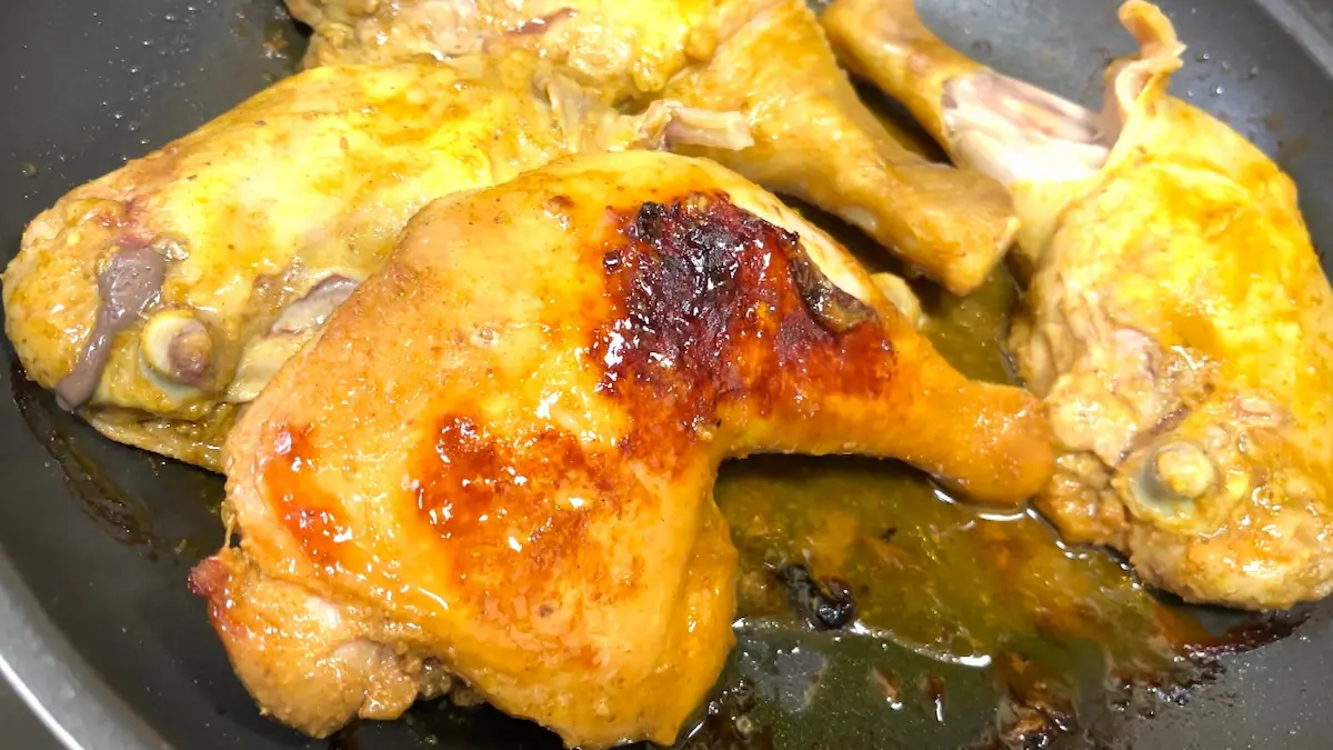 チキンには焦げ目をつけて煮込むというこだわりも