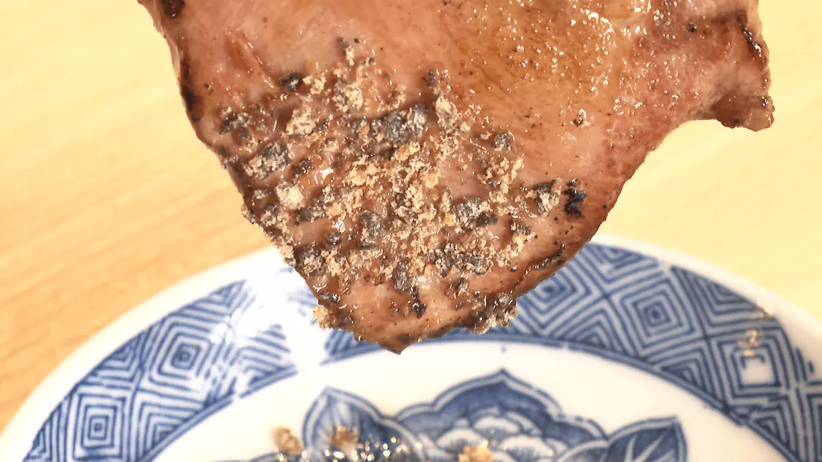 出雲市の「噂のかきりょー」の「上塩タン」。塩昆布で食べるのがおすすめ。