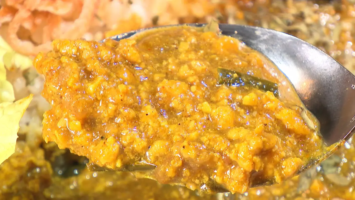 スパイス探検隊のあいがけカレーの梅とニラのキーマカレー