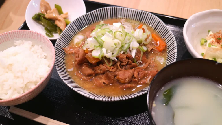松江市東津田の食事処にこのもつ煮込み定食