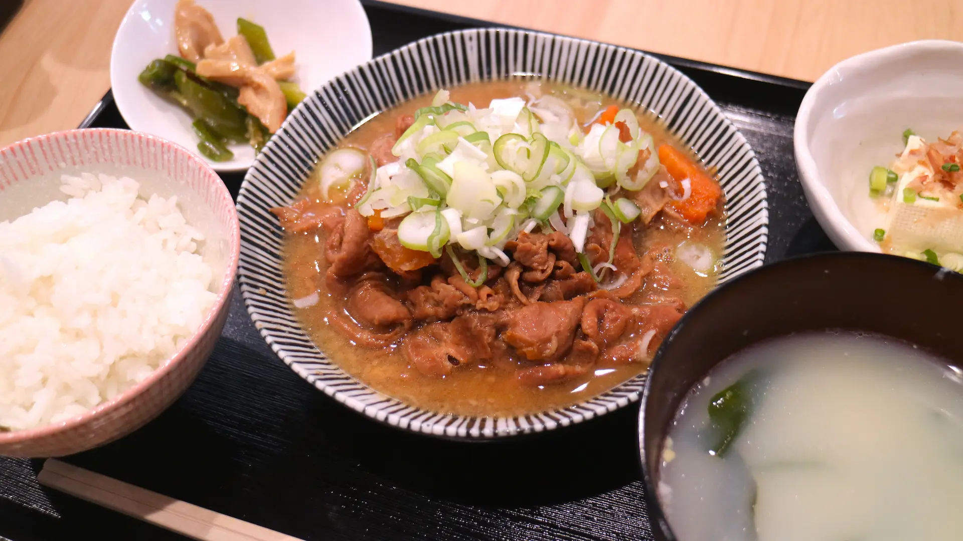 松江市東津田の食事処にこのもつ煮込み定食