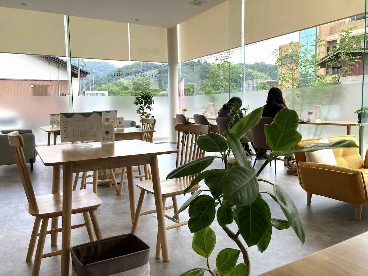 鳥取県南部町のカフェ「&cafe」の店内。