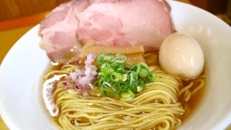 松江市にオープンしたラーメン店・らぁ麺茶山の特製醤油ラーメン