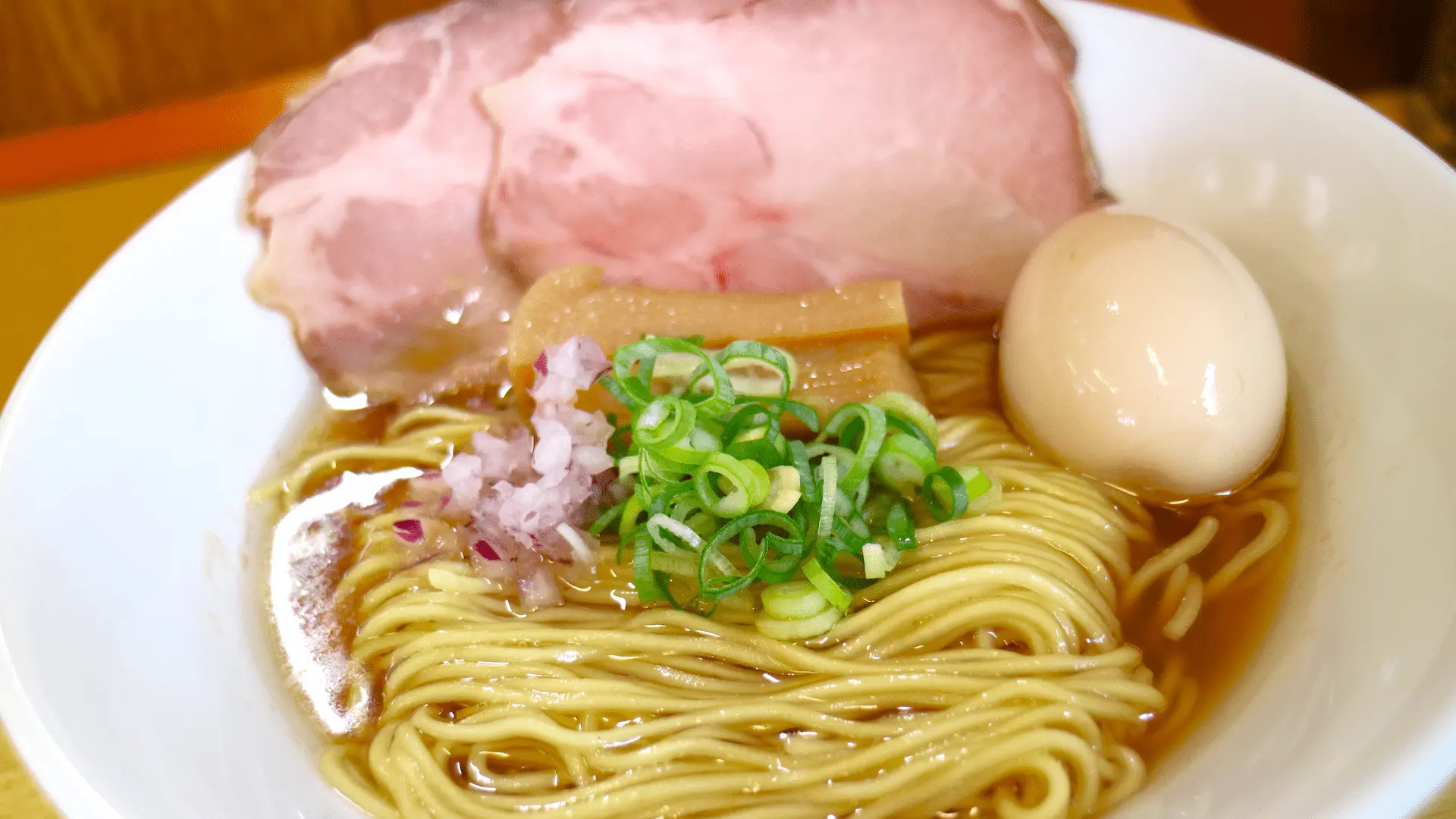 松江市にオープンしたラーメン店・らぁ麺茶山の特製醤油ラーメン