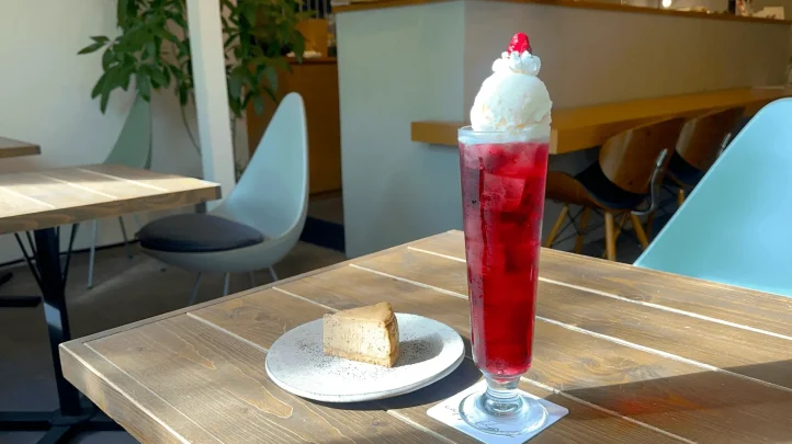 米子市の喫茶イージーフローのクリームソーダとチーズケーキ
