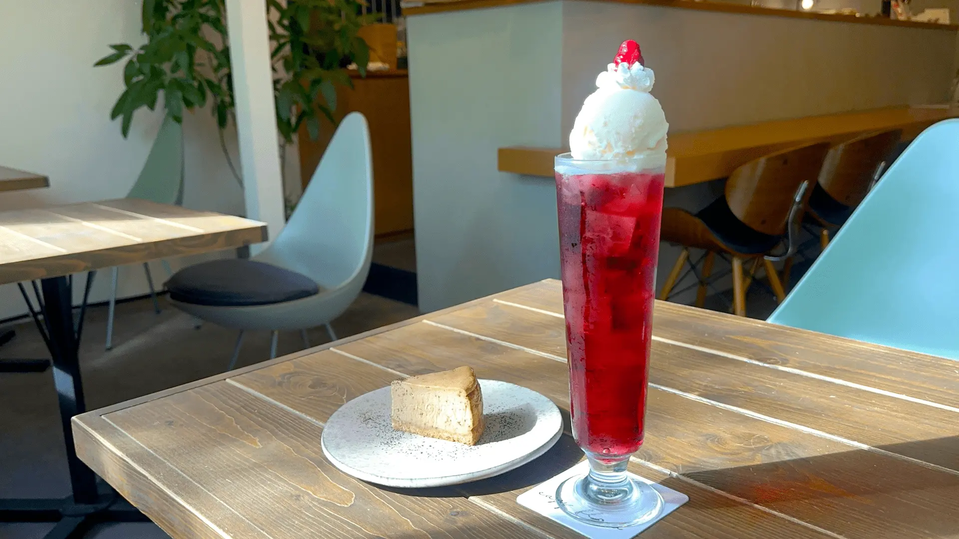 米子市の喫茶イージーフローのクリームソーダとチーズケーキ