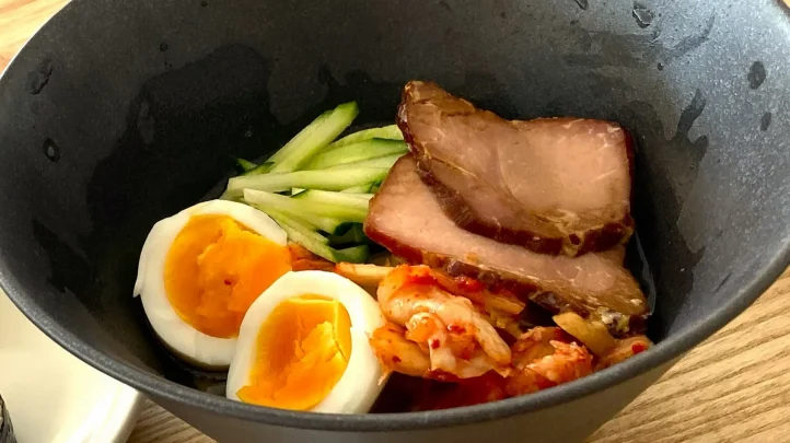 鳥取県南部町にある＆cafeの韓国冷麺