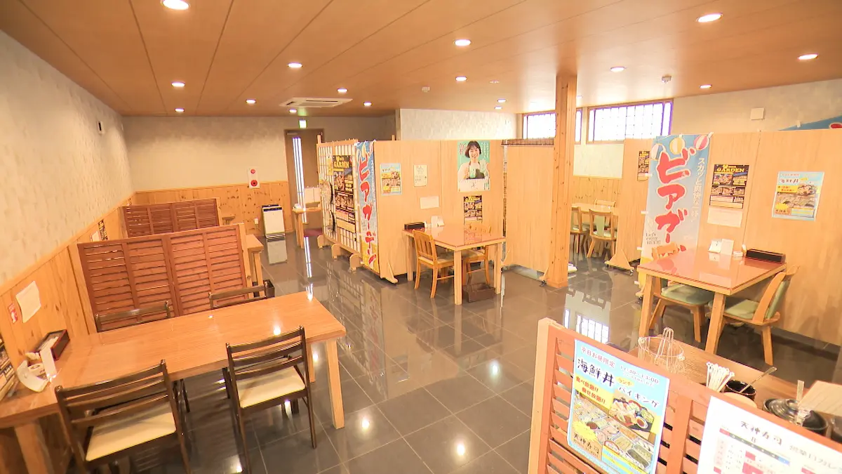 出雲にある天神寿司の木を基調とした店内