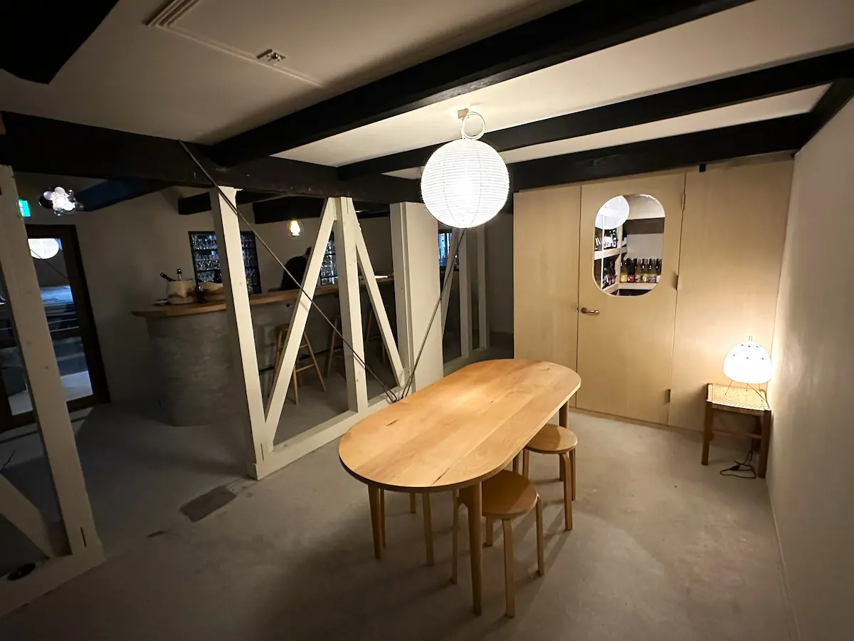 伊勢宮にあるワインショップ＆バー　クロの木を基調とした店内
