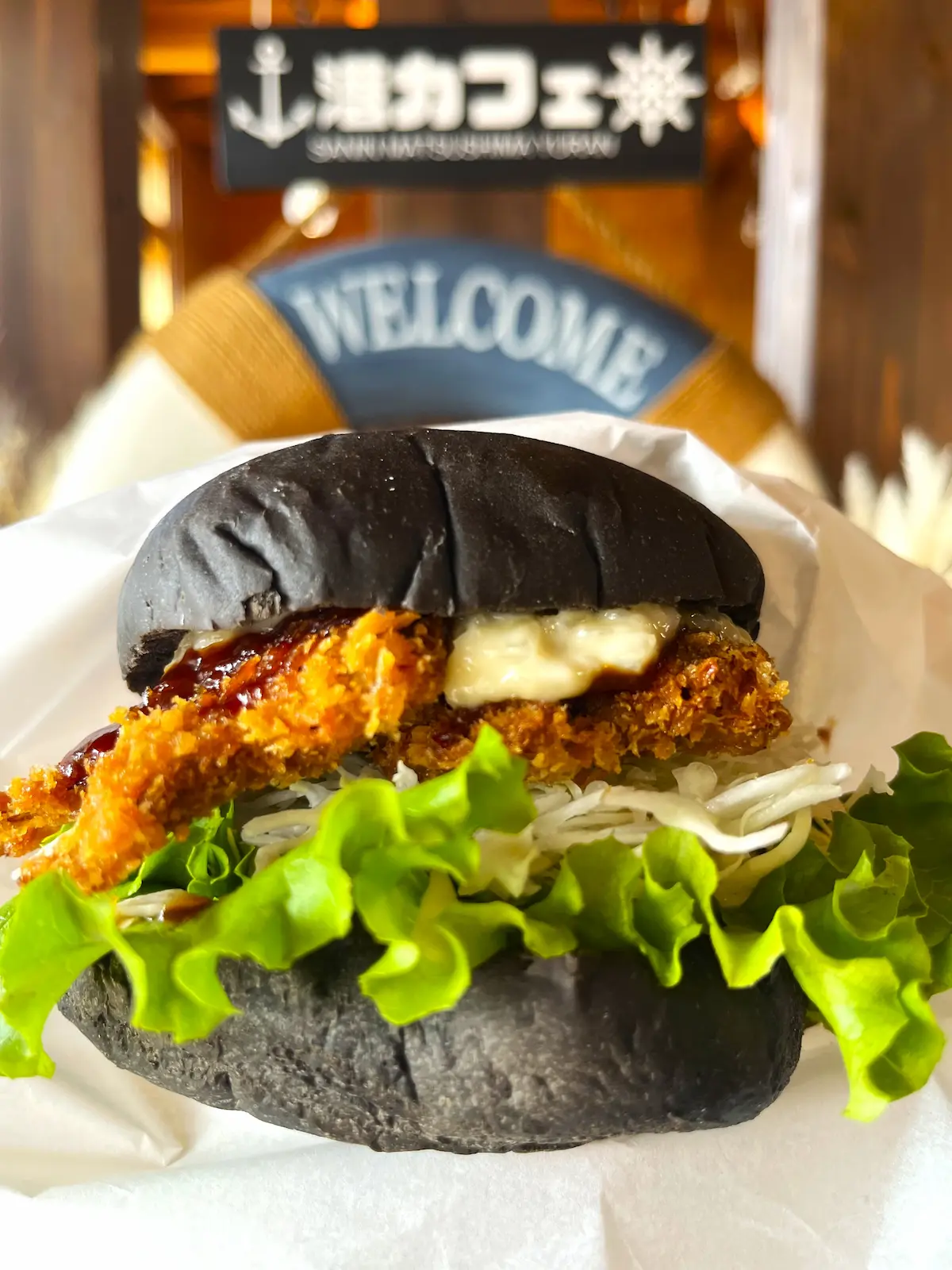 港カフェアンカーのホタルイカバーガー