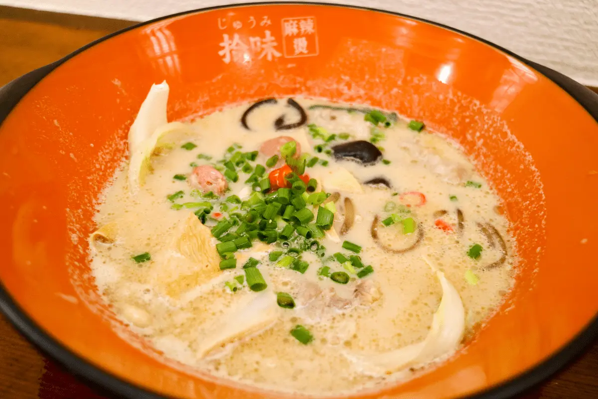 辛くない牛骨スープの麻辣湯
