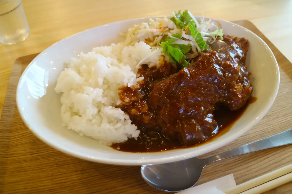 鹿島町にある路地裏キッチンのチキンカツライス