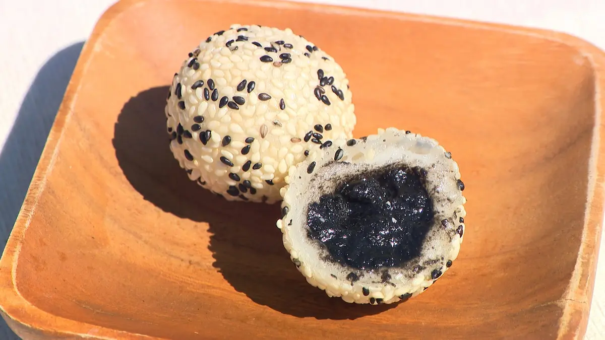 揚げごま団子の中は黒ごまペースト